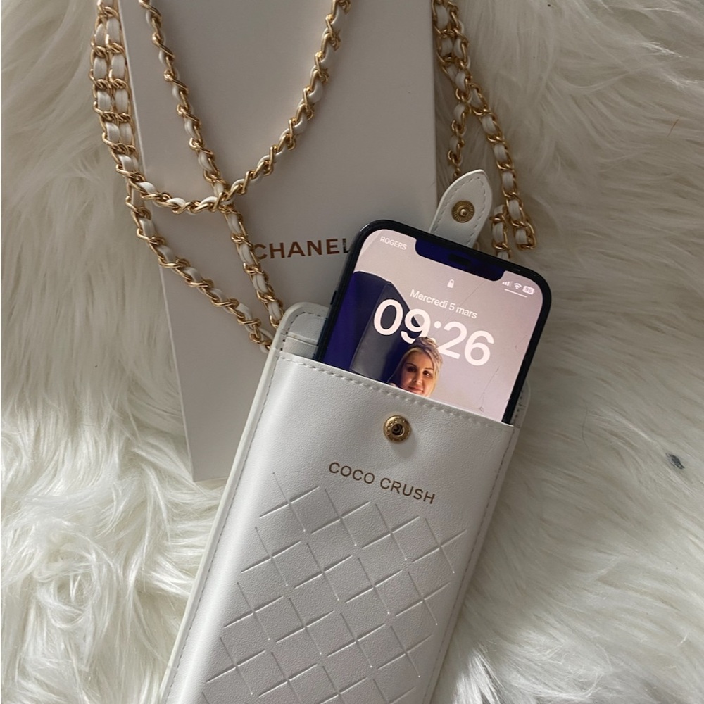 Pochette cellulaire sac bandoulière blanche .Chanel